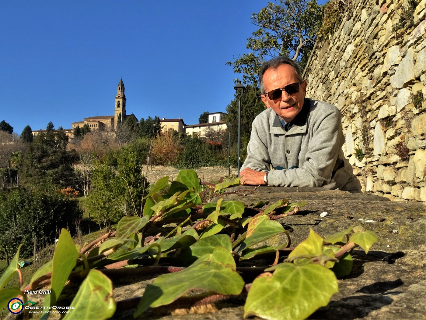 01 Sulla 'Salita dello Scorlazzino' con vista sul Tempio dei Caduti di Sudorno.JPG